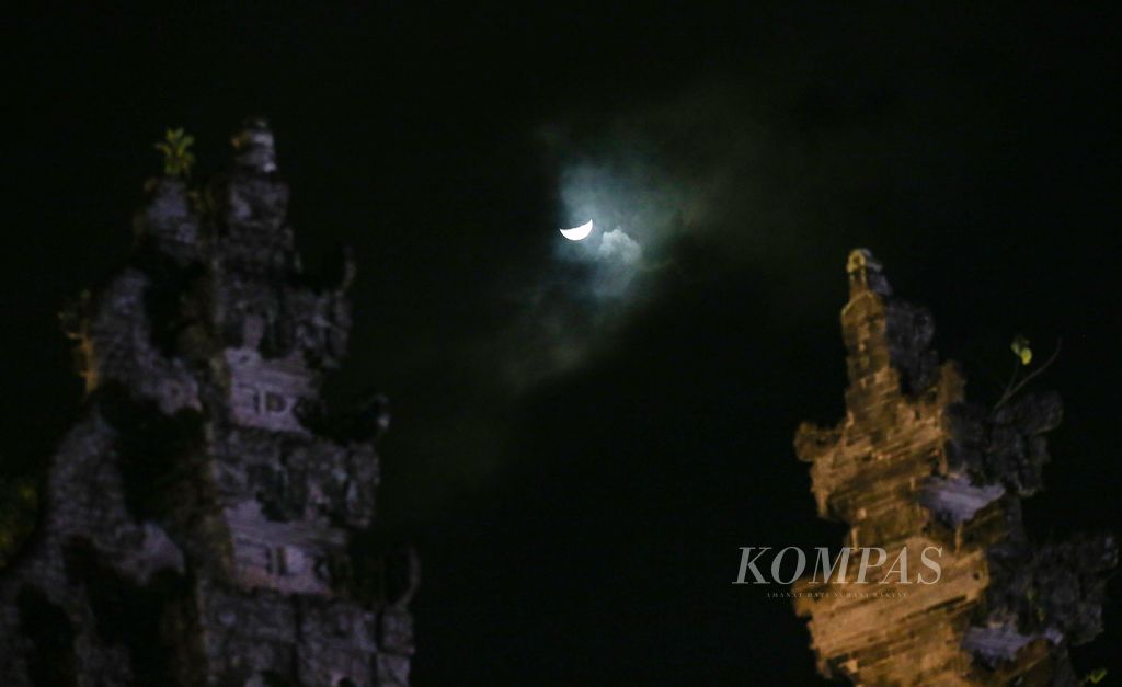 Cahaya bulan menemani pembukaan Indonesian Music Expo (Imex) 2023 di Puri Lukisan Museum, Ubud, Bali, Kamis (21/09/2023) malam. 