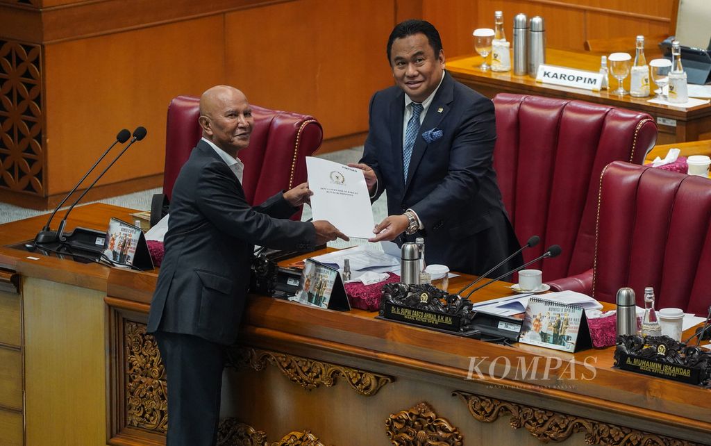 Chairman of the Budget Committee of the Indonesian House of Representatives, Said Abdullah (left), handing over the Budget Committee report on the discussion of the 2023 state budget to Deputy Chairman of the House of Representatives, Rachmat Gobel, in Jakarta, on Thursday (29/8/2022).