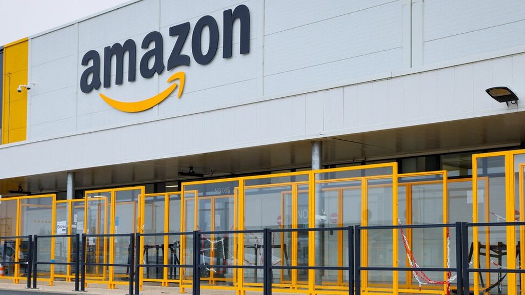 Foto yang diambil pada 14 Desember 2021 ini memperlihatkan logo Amazon di pusat Amazon di Bretigny-sur-Orge. 