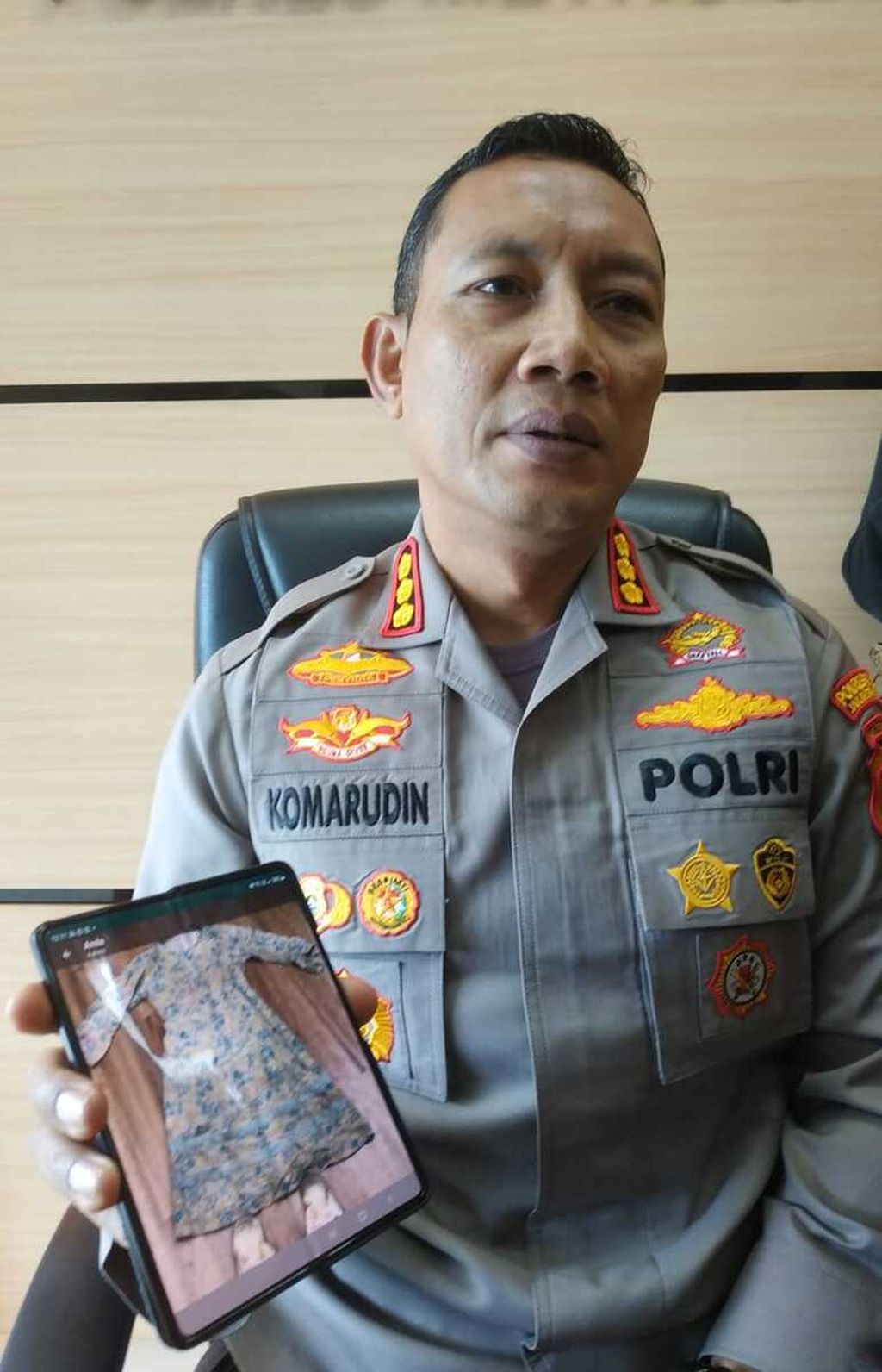 Kepala Kepolisian Resor (Kapolres) Metro Jakarta Pusat Kombes Komarudin sedang menunjukkan foto baju Malika saat ditemukan masih sama dengan baju yang ia pakai saat diculik. Malika ditemukan pada Senin (2/1/2023) malam.