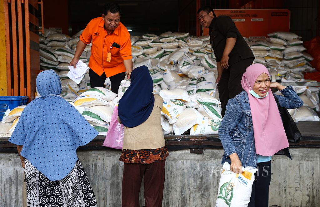 Warga menerima bantuan pangan cadangan beras pemerintah tahap II tahun 2023 di Kantor Pos Tanjung Priok, Jakarta Utara, Selasa (19/09/2023). Sebanyak 1.415 keluarga penerima manfaat (KPM) di Kelurahan Tanjung Priok menerima bantuan 10 kilogram beras Bulog. 
