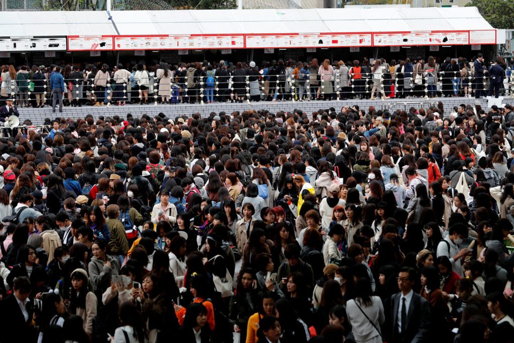Ribuan penggemar boy band BTSantre untuk membeli pernik-pernik tentang kelompok itu di luar Tokyo Dome di Tokyo, 13 November 2018. Kala itu BTS tampil lewat sebuah konsernya di tempat itu. 