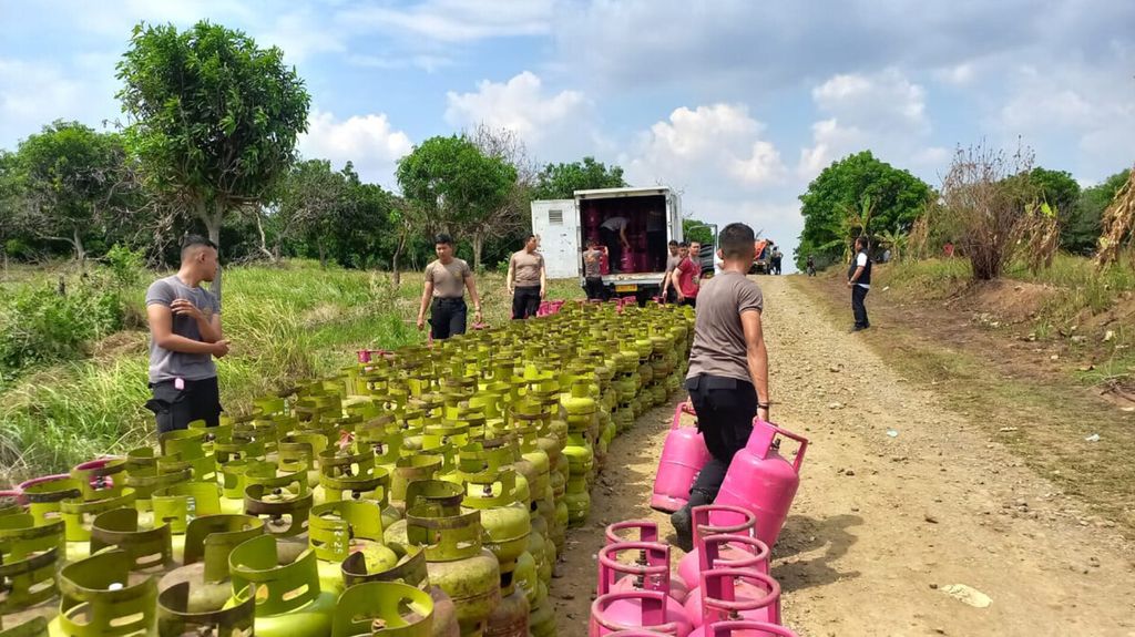 Aparat kepolisian menyita ribuan tabung gas bersubsidi 3 kilogram, tabung gas 12 kilogram, serta 50 kilogram di sebuah area perkebunan Desa Cikawung, Kecamatan Terisi, Kabupaten Indramayu, Jawa Barat, Kamis (7/11/2024). Lokasi ini merupakan tempat pengoplosan gas bersubsidi.