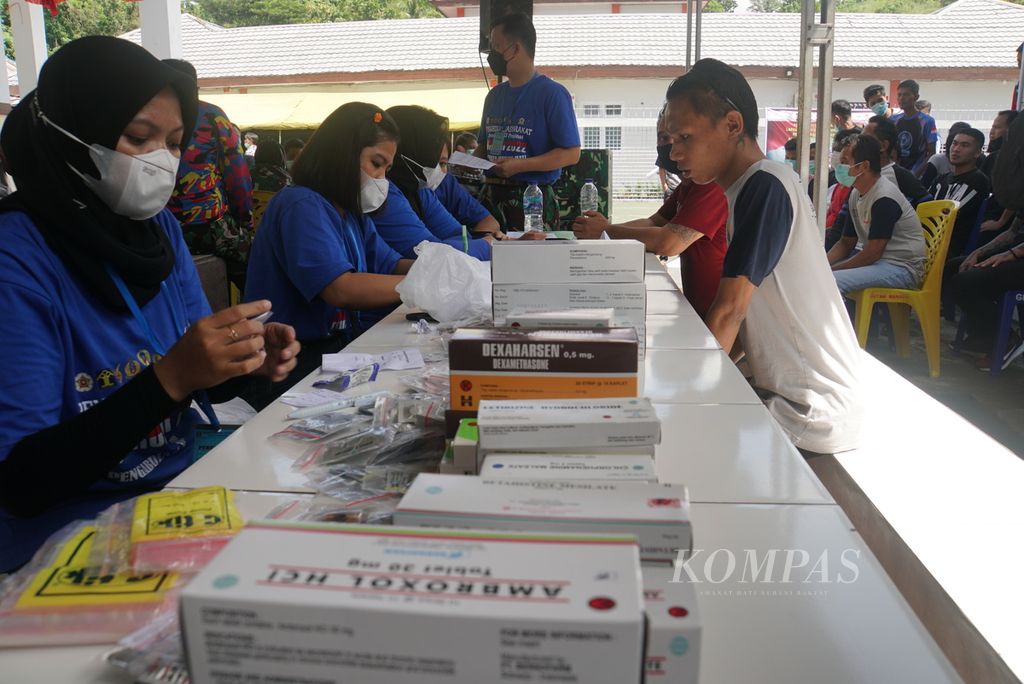 Fadly Tangkudung (27, kanan) menunggu obat yang diberikan secara gratis dalam gelaran baksos di Rutan Kelas IIA Manado, Sulawesi Utara, Sabtu (5/2/2022).