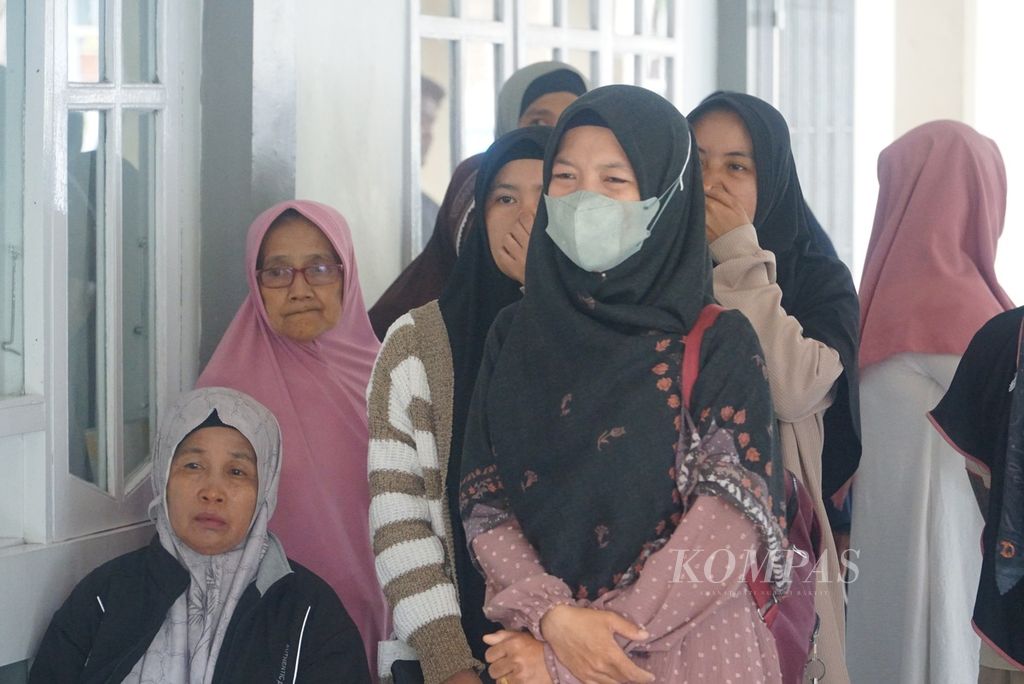 Keluarga pendaki yang menjadi korban erupsi Gunung Marapi menunggu proses pemulangan jenazah di RSUD dr Achmad Mochtar Bukittinggi, Sumatera Barat, Rabu (6/12/2023) siang. 