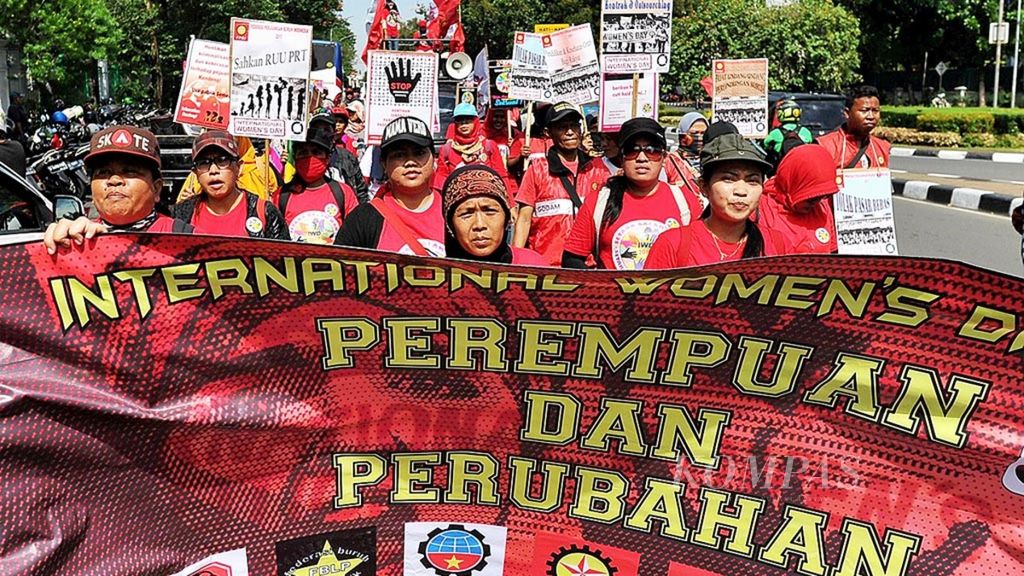 Para perempuan buruh, perempuan pekerja di bidang kesehatan, serta perempuan aktivis lainnya menggelar aksi peringatan Hari Perempuan di kawasan Monas, Jakarta Pusat, 8 Maret 2017.