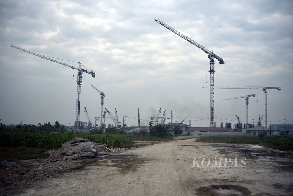 Proses pembangunan Stadion Utama Sumut untuk penutupan PON 2024 di Sport Centre Sumut di kawasan Desa Sena, Kabupaten Deli Serdang, Sumatera Utara, Kamis (7/3/2024).