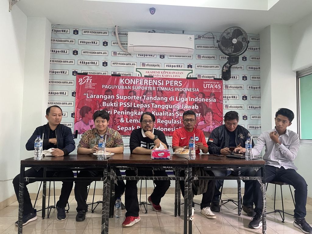 Ketua Umum Paguyuban Suporter Timnas Indonesia Ignatius Indro (ketiga dari kiri) memimpin konferensi pers menanggapi larangan suporter datang ke pertandingan tandang Liga 1 2023-2024, di Jakarta, Jumat (9/6/2023).