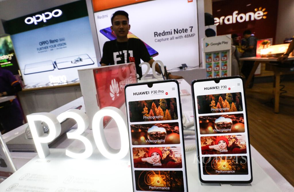Telepon seluler pintar produksi perusahaan telekomunikasi asal China, Huawei ditawarkan di gerai Erafone di pusat perbelanjaan di kawasan Kuningan, Jakarta Selatan, Sabtu (15/6/2019). 
