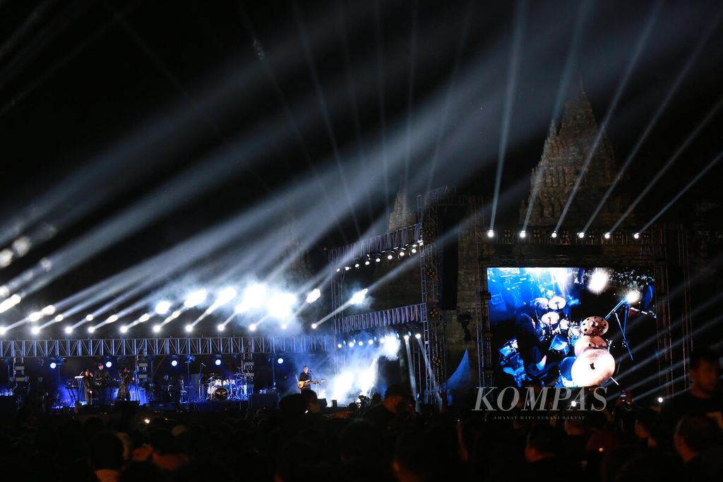 Konser Dewa 19 bertajuk <i>Legends Never Die</i> di Candi Prambanan, Sleman, DI Yogyakarta, Sabtu (6/8/2022) malam.