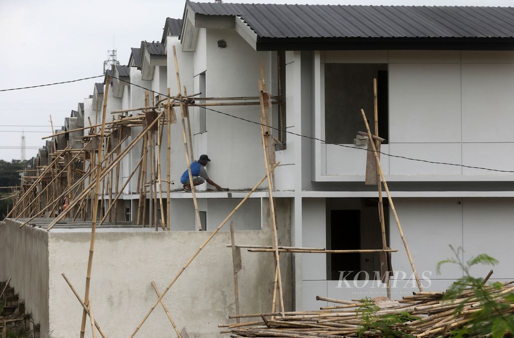 Aktivitas pembangunan properti rumah mewah di kawasan Telukjambe, Karawang, Jawa Barat, Selasa (14/3/2023). Laju inflasi dan kenaikan suku bunga kredit menjadi tantangan bagi konsumen dan pelaku industri properti.