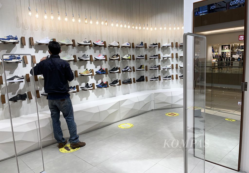  A man looks at footwear products at one of the outlets in a shopping center in the Kebayoran Lama area, South Jakarta, Monday (4/4/2022). As of April 1, 2022, the government has increased the rate of Value Added Tax or VAT from 10 percent to 11 percent.