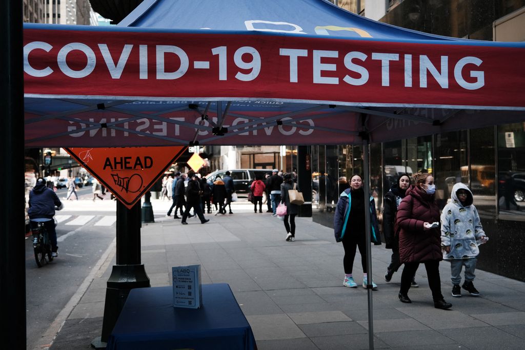 Tenda tes Covid-19 dibuka di sepanjang jalan Manhattan pada 9 Maret 2023 di New York City, AS. Tiga tahun sejak terjadi pandemi global yang mengakibatkan kematian jutaan orang, banyak negara sudah hampir kembali normal dengan sedikit pembatasan penggunaan masker dan penurunan tingkat rawat inap. 