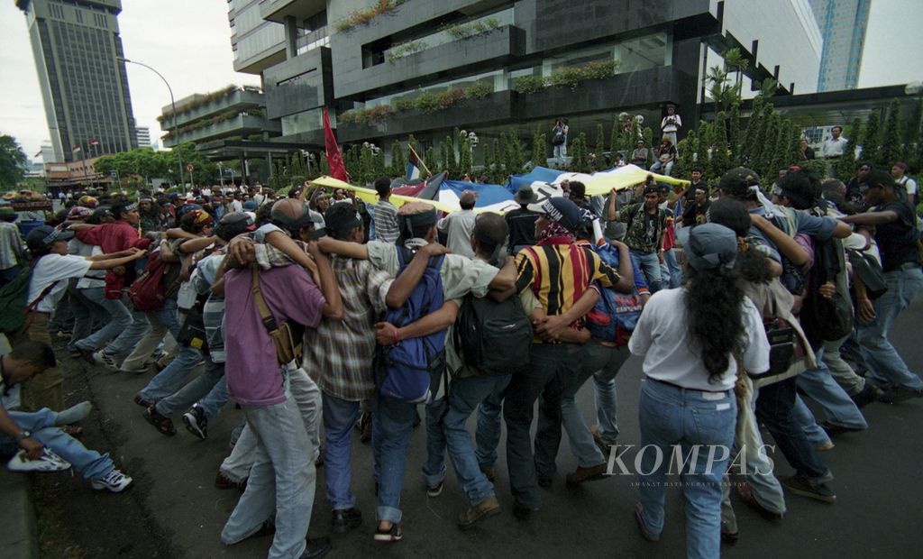 Sekitar 100 pemuda Timtim yang tergabung dalam Ikatan Mahasiswa Pelajar Timor Timur (Impettu) berunjuk rasa di Jakarta Pusat, 7 Desember 1998. 