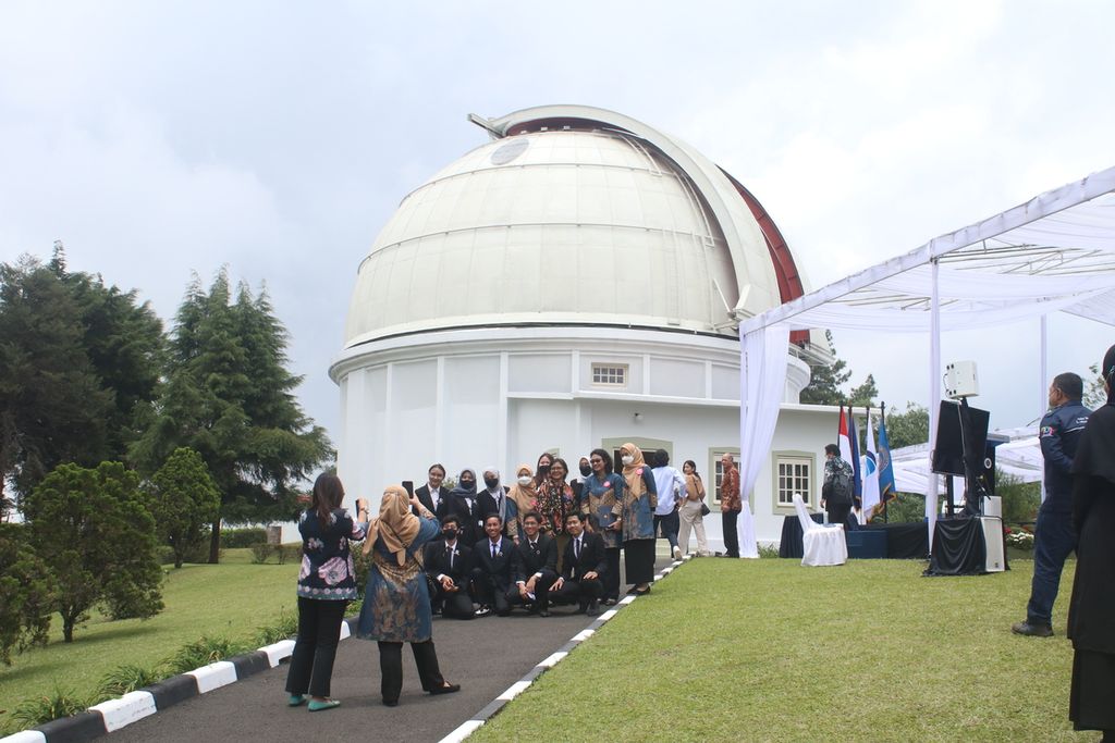 Sejumlah undangan berfoto bersama di depan bangunan yang disebut kopel dalam peringatan 100 tahun Observatorium Bosscha, di Kecamatan Lembang, Kabupaten Bandung Barat, Jawa Barat, Senin (30/1/2023). Mereka berkumpul dalam peringatan 100 tahun Observatorium Bosscha dan peluncuran prangko Seabad Astronomi Modern Indonesia 1923-2023.