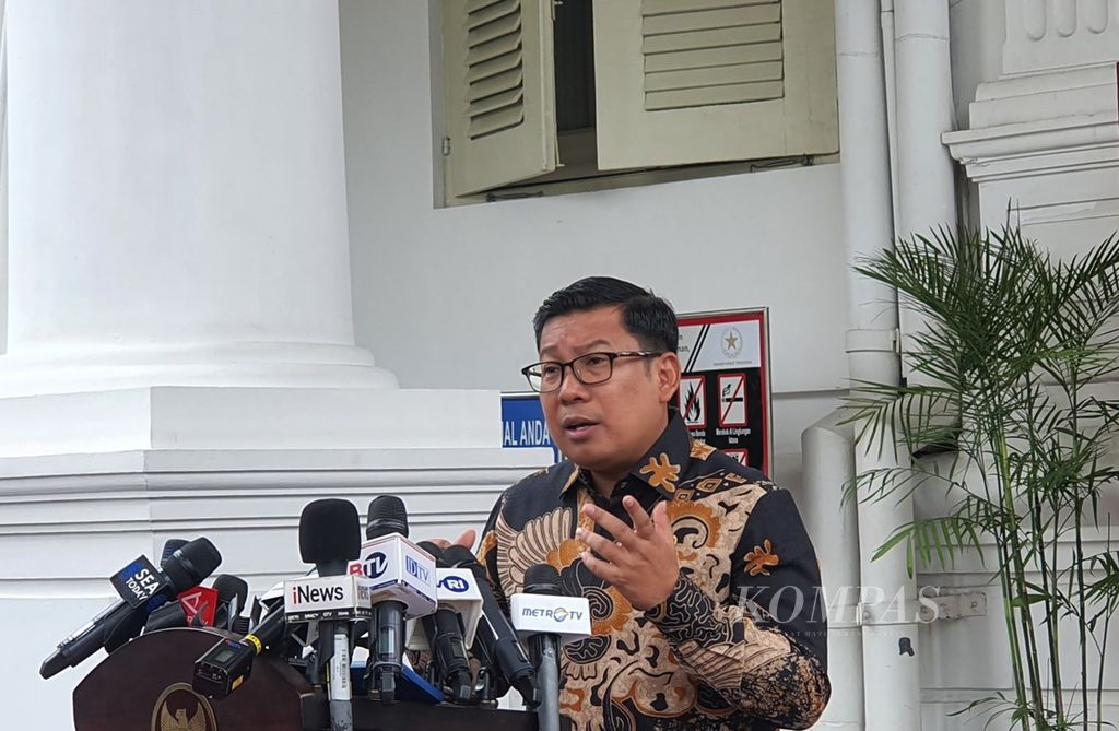 Kepala Badan Pangan Nasional Arief Prasetyo Adi memberikan keterangan terkait persediaan beras dan komoditas pangan di Kompleks Istana Kepresidenan, Jakarta, Senin (26/2/2024).