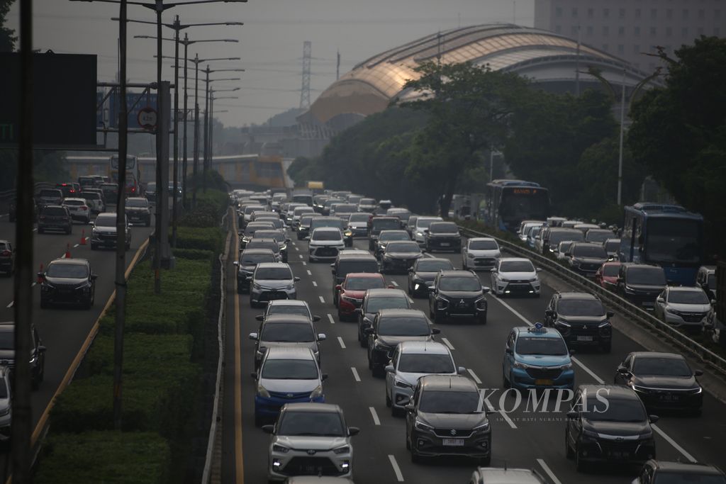 Kendaraan terjebak macet di tol dalam kota di kawasan Cawang, Jakarta, saat jam masuk kerja, Jumat (16/2/2024).