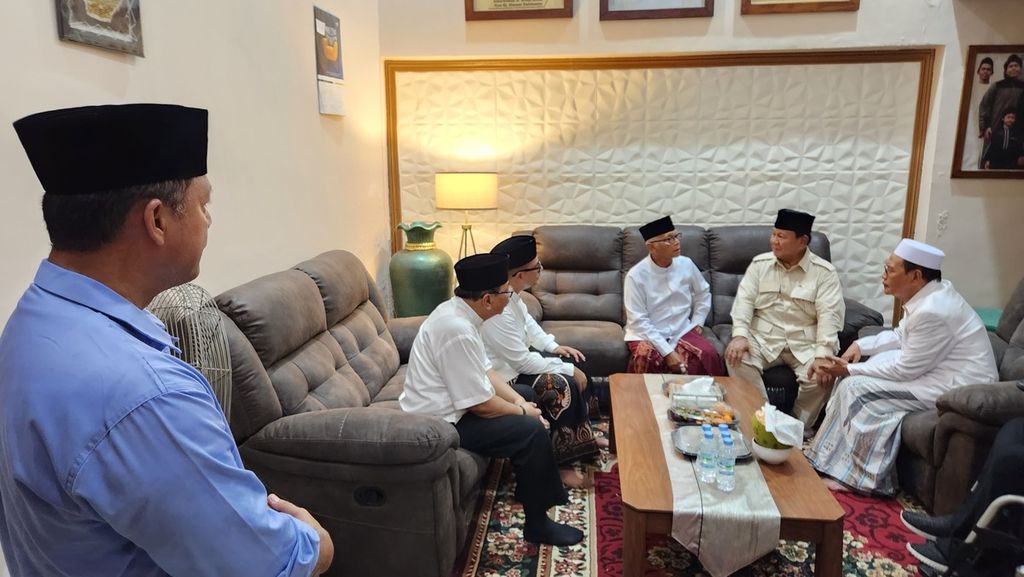 Menteri Pertahanan RI yang juga calon presiden Prabowo Subianto dalam kunjungannya di Ponpes Zainul Hasan Genggong, Probolinggo, Jatim, Selasa (2/1/2024).
