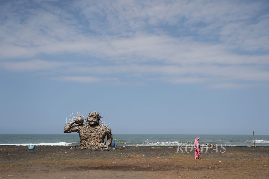 Warga melihat kondisi Pantai Trisik di Kecamatan Galur, Kulon Progo, DI Yogyakarta, yang terkena abrasi, Senin (7/8/2023).