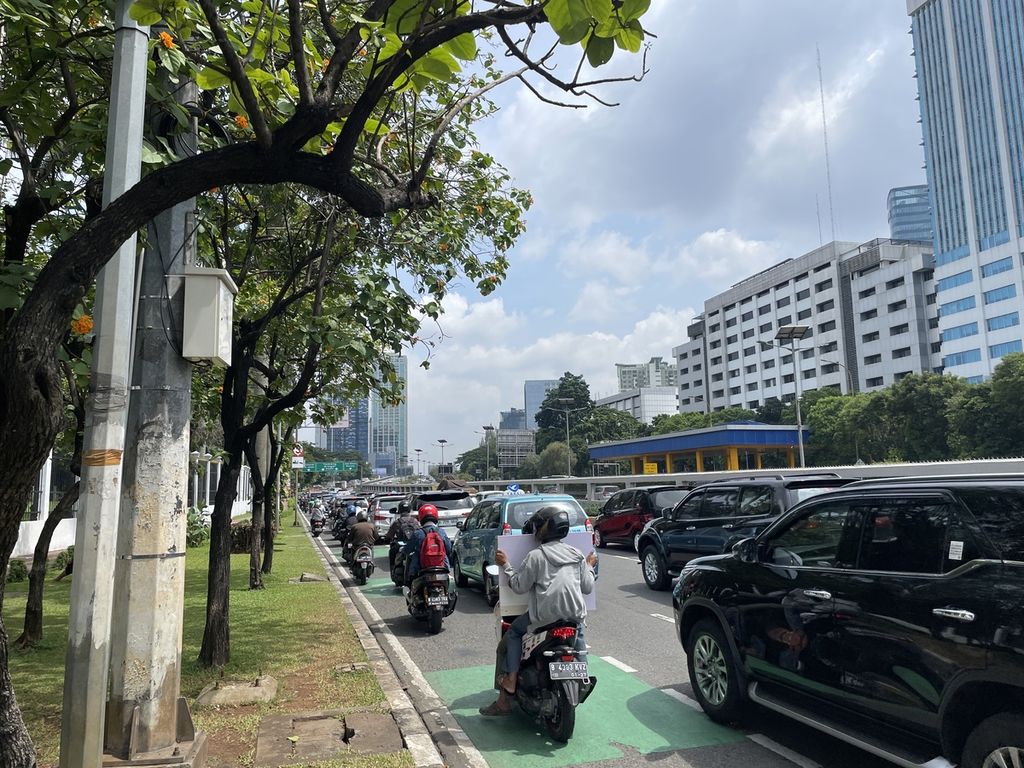 Suasana lalu lintas di Jalan Gatot Subroto, tepatnya di depan Gedung DPR/MPR RI di Senayan, Jakarta Pusat, Senin (27/3/2023).