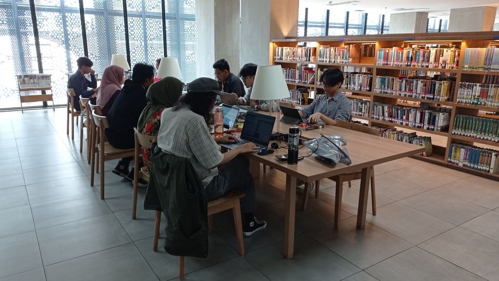 Pengunjung berkegiatan di Perpustakaan Jakarta dan Pusat Dokumentasi Sastra HB Jassin, Pusat Kesenian Jakarta, Taman Ismail Marzuki, Jakarta Pusat, Jumat (20/10/2023).