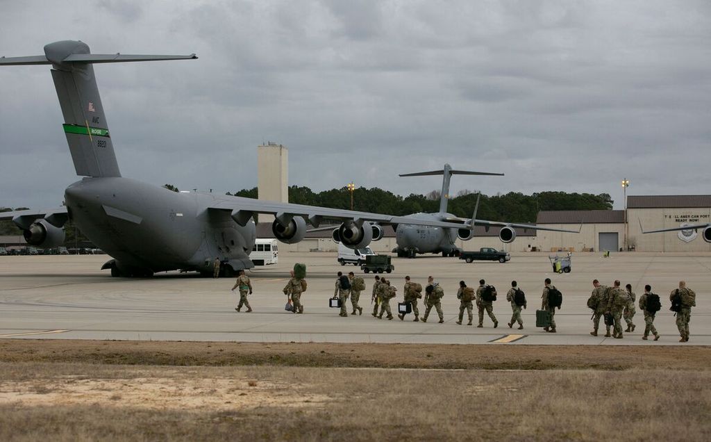 Tentara AS dikirim untuk misi ke Eropa dari Pope Army Airfield di Fort Bragg, North Carolina, AS, Kamis (3/2/2022).