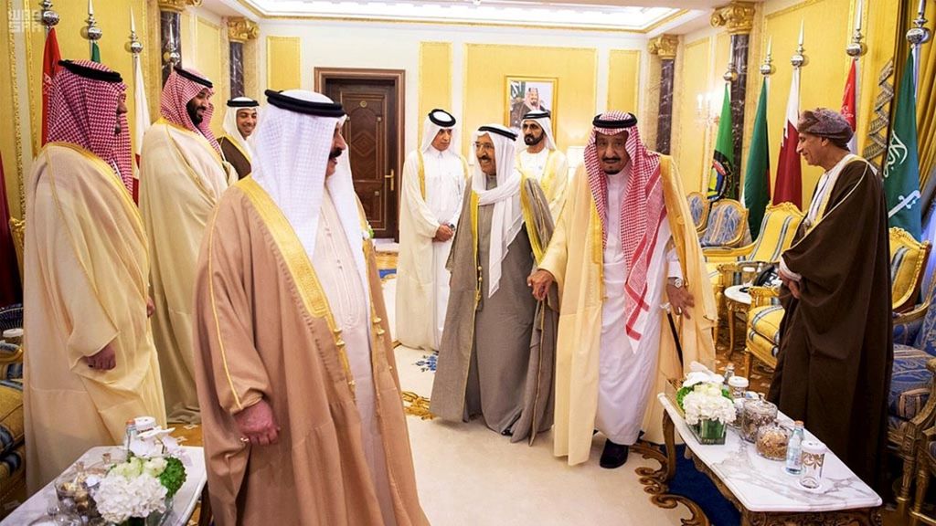 Raja Arab Saudi Raja Salman bin Abdulazis (kedua dari kanan) menggandeng tangan Pemimpin Kuwait Sheikh Sabah al-Ahmad al- Sabah saat keduanya bertemu di sela-sela Konferensi Tingkat Tinggi Dewan Kerja Sama Teluk (GCC) di Riyadh, Arab Saudi, Minggu (9/12/2018). 