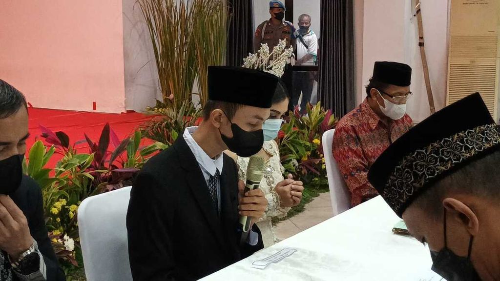 Pasangan berinisial N (laki-laki) dan MS (perempuan) melangsungkan pernikahan di Kantor Polres Metro Jakarta Timur, Kamis (7/7/2022). Pernikahan keduanya dilakukan setelah MS menjadi tersangka pembuangan bayi hasil hubungannya dengan N.