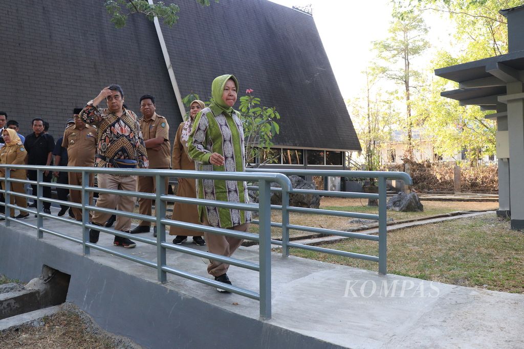 Menteri Sosial RI Tri Rismaharini mengecek jalur difabel yang baru dibangun di Taman Arkeologi Leang-leang di Kabupaten Maros, Sulawesi Selatan, pada Senin (9/10/2023). 