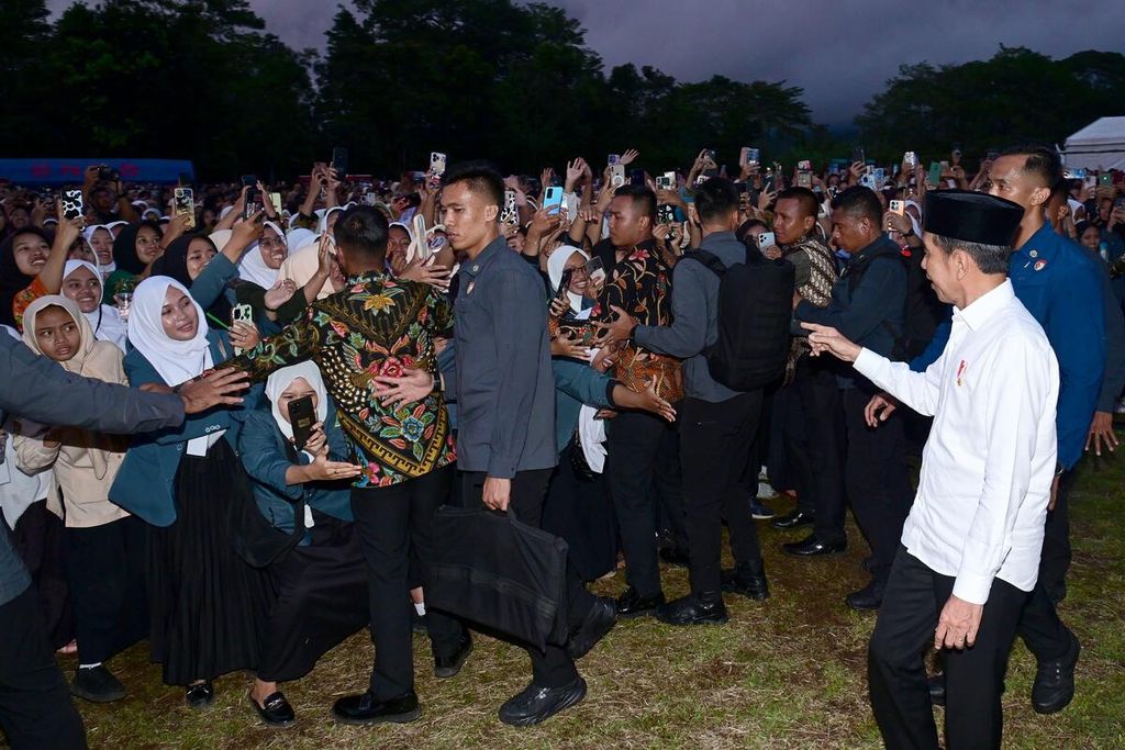 Presiden Jokowi menghadiri Apel Santri dan Pelajar Emas 2045 serta silaturahmi dengan para Guru Ngaji se-Pulau Jawa yang digelar di Lapangan Sepak Bola Taman Rekreasi Kalianget, Kabupaten Wonosobo, Jateng, pada 27 Januari 2024. 