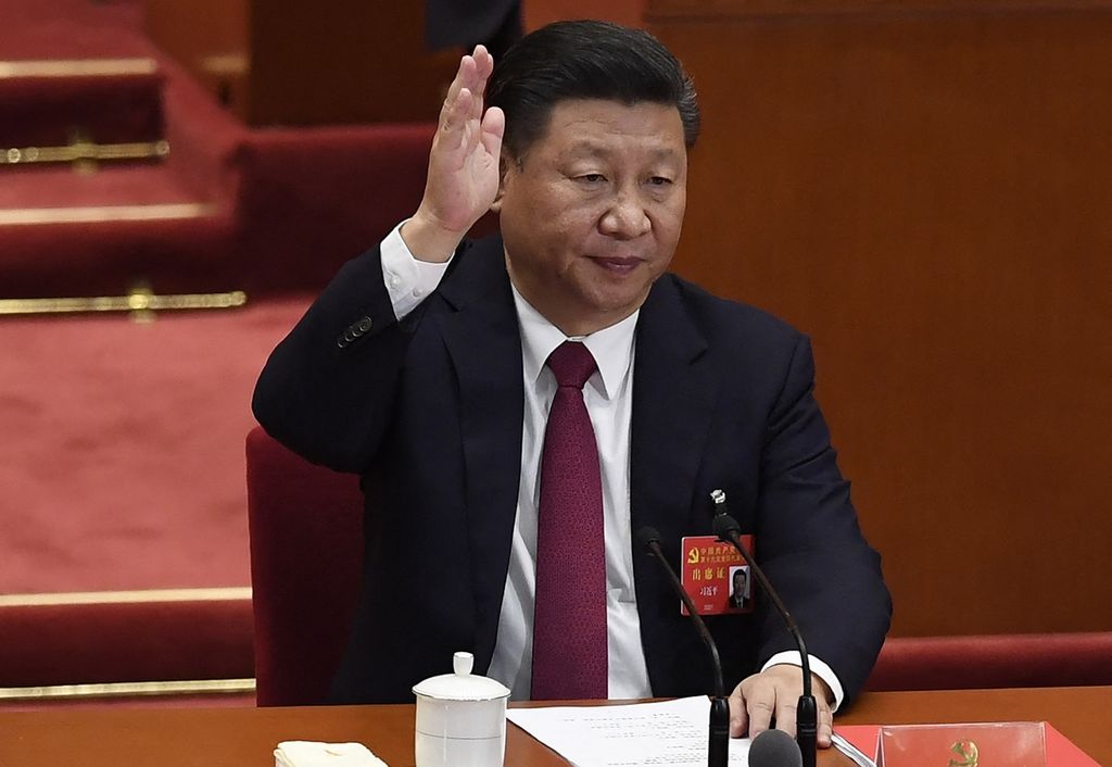 Arsip foto pada 24 Oktober 2017 menunjukkan Presiden China Xi Jinping mengangkat tangan untuk memberikan suara atas laporan para pemimpin China lainnya dalam Kongres Partai Komunis Ke-19 di Aula Besar Rakyat di Beijing. 