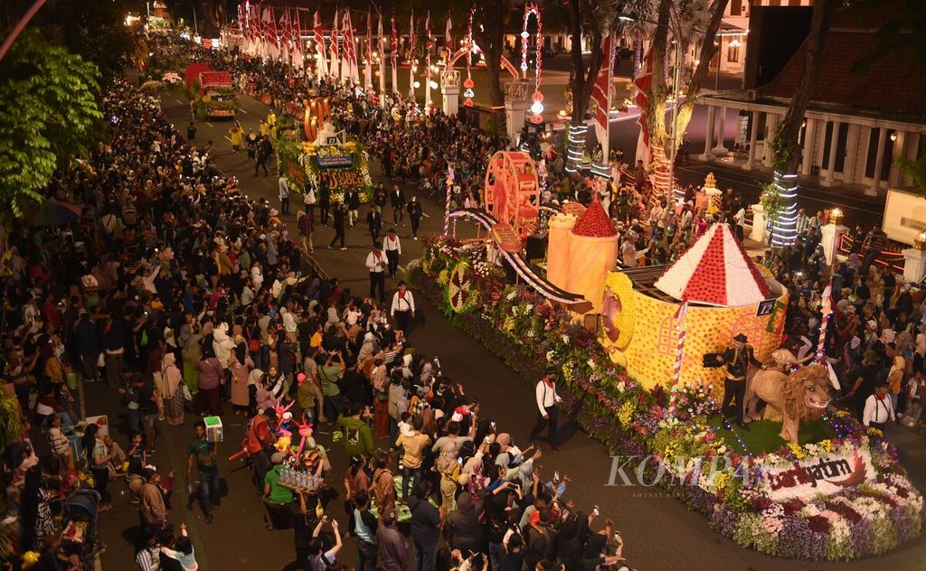 Suasana Jalan Gubernur Suryo saat Parade Bunga dan Budaya dalam rangkaian Surabaya Vaganza menyambut Hari Jadi Ke-730 Kota Surabaya di Surabaya, Sabtu (27/5/2023). 