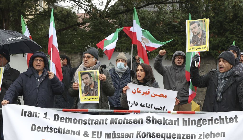 Warga berunjuk rasa di depan kantor Kedutaan Besar Iran di Berlin, Jerman, Kamis (8/12/2022), guna menentang eksekusi mati terhadap Mohsen Shekari. 