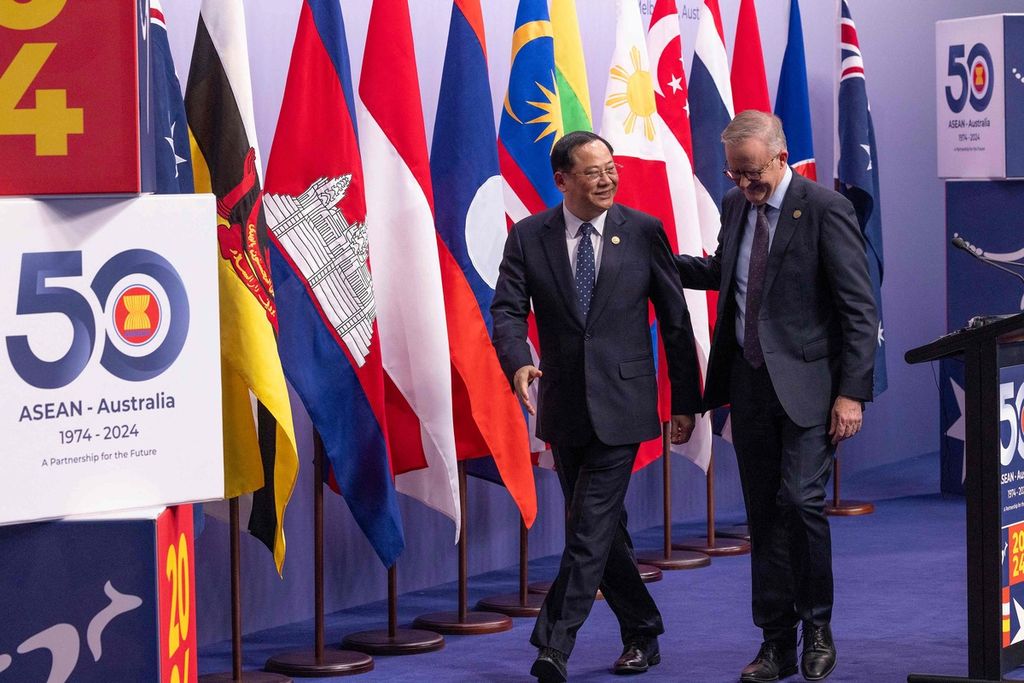 Perdana Menteri Laos Sonexay Siphandone (kiri), selaku Ketua ASEAN tahun 2024 dan Perdana Menteri Australia Anthony Albanese tiba di lokasi konferensi pers untuk menyampaikan hasil-hasil KTT Khusus ASEAN-Australia di Melbourne, Australia, 6 Maret 2024. 
