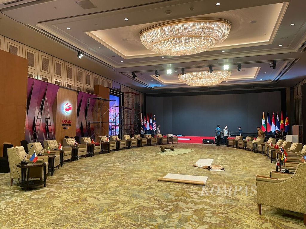 Proses persiapan Pertemuan Menteri Luar Negeri ASEAN 2023 masih dilakukan hingga Senin (10/7/2023) malam di Hotel Shangri-La, Jakarta. Ada 29 negara yang akan berpartisipasi dalam pertemuan ini.