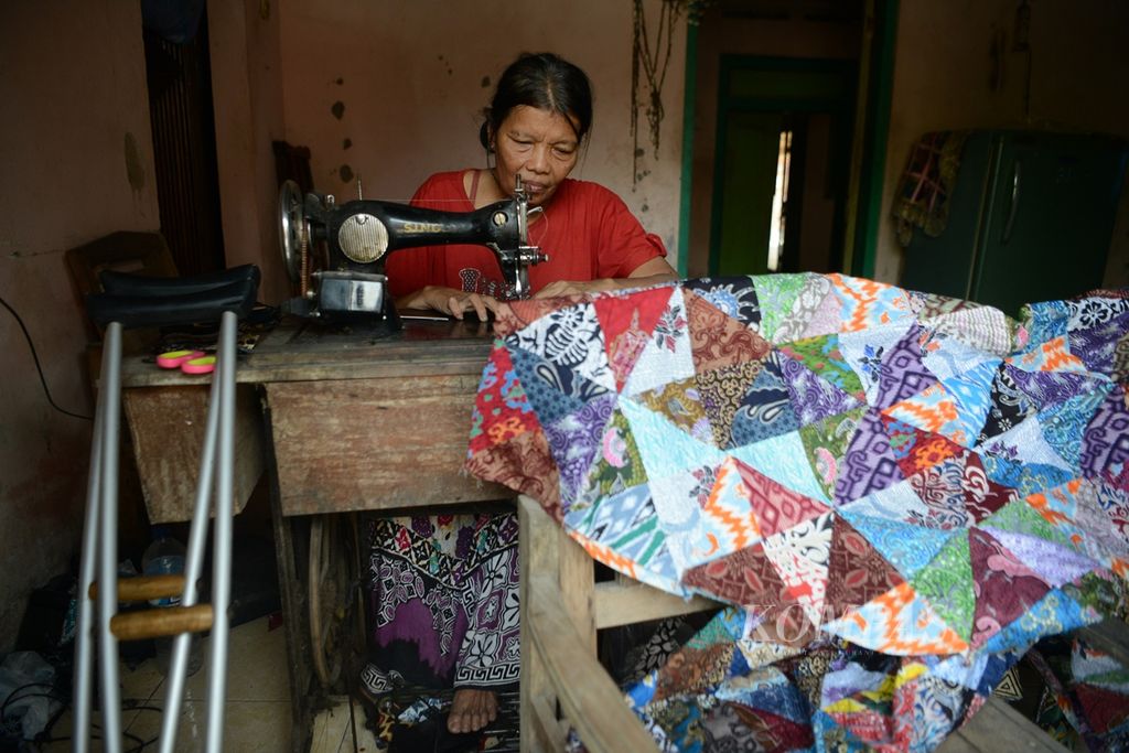 Meski beberapa tahun terakhir didera penyakit stroke, Sajiyem (63), penyandang difabel akibat penyakit polio, tetap produktif menjahit kain perca menjadi selimut di Desa Bentakan, Baki, Sukoharjo, Jawa Tengah, pertengahan Oktober 2019. 