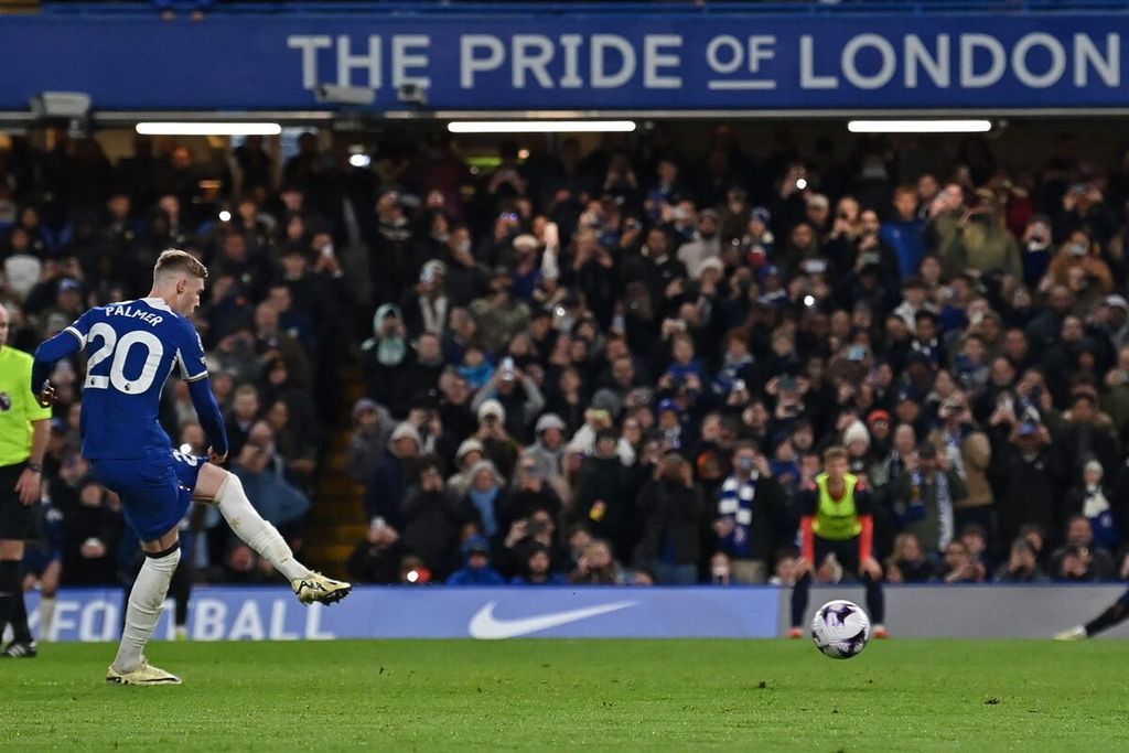Gelandang Chelsea, Cole Palmer, mencetak gol keempatnya ke gawang Everton lewat titik penalti pada laga Liga Inggris, Selasa (16/4/2024) dini hari WIB. Palmer mencetak empat gol di laga ini.