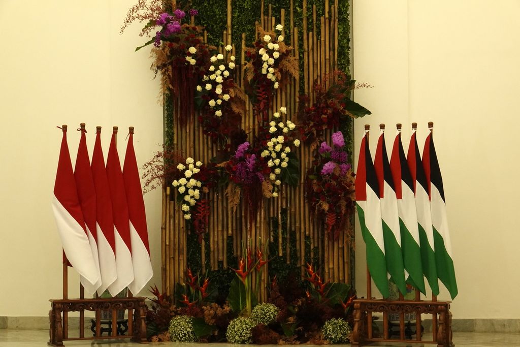 Bendera Indonesia bersanding dengan bendera Palestina dalam rangkaian Upacara Penyambutan Resmi PM Shtayyeh di Istana Kepresidenan Bogor, Jawa Barat, Senin (24/10/2022).