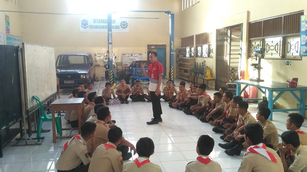 Muhammad Ali Sodikin, Guru SMK Negeri 1 Jambu, Kabupaten Semarang, Jawa Tengah, membiasakan kegiatan<i> circle time </i>sebelum atau sesudah pembelajaran. Para siswa melingkar untuk berdiskusi bersama tentang suatu masalah sosial lalu bebas untuk mengutarakan pendapat. Semua siswa belajar untuk menghargai dan menghormati tanpa rasa takut salah. Pembiasaan ini juga untuk memberi ruang peserta didik didengarkan dan dibangun sosial emosional dan kesadaran dirinya yang berguna untuk mendukung kesehatan mental para remaja.