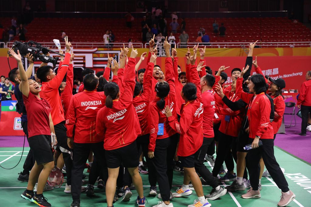 Tim yunior Indonesia merayakan kemenangan atas Jepang pada semifinal Kejuaraan Dunia Beregu Piala Suhandinata 2024 di Nanchang International Sports Centre, Jumat (4/10/2024). Tim Indonesia menang dengan skor 110-105.