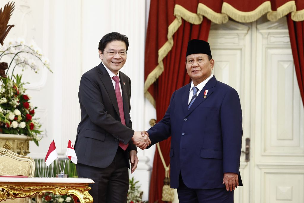 Perdana Menteri Singapura Lawrence Wong berjabat tangan dengan Presiden Prabowo Subianto di Istana Merdeka, Jakarta, Minggu (20/10/2024). 