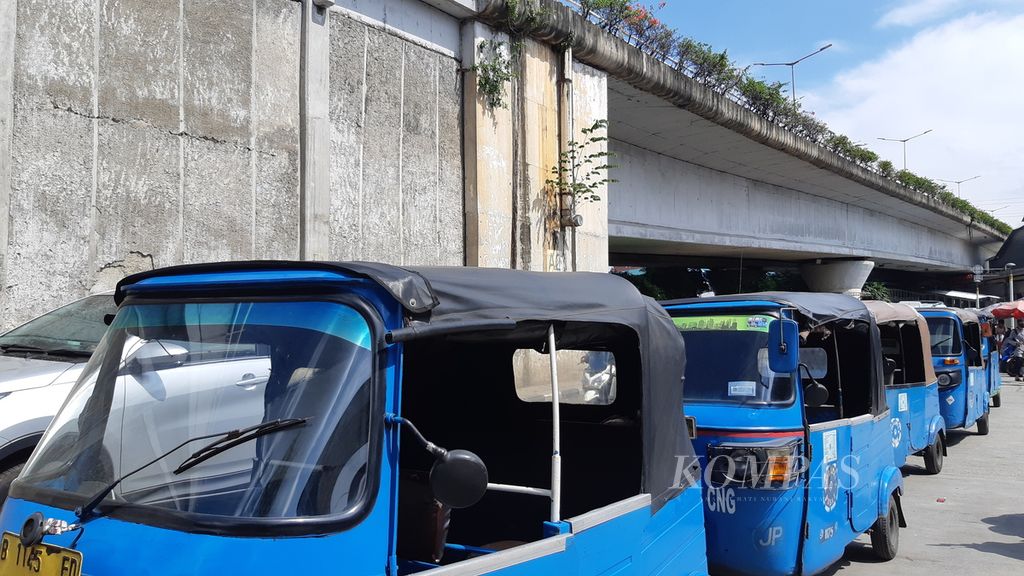 Belasan bajaj parkir di depan Stasiun Tanah Abang, Jakarta, 5 Mei 2020.