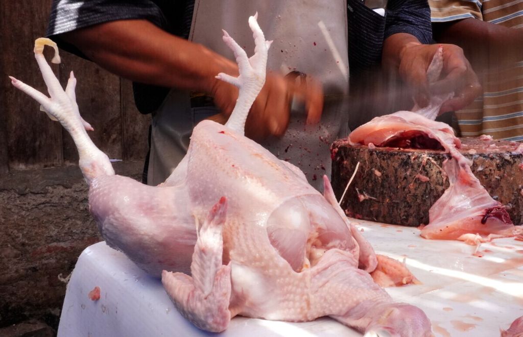 Pedagang memotong daging ayam ras, Rabu (10/6/2020), di Pasar Pagi, Kota Tegal, Jawa Tengah. Kenaikan harga daging ayam paling tinggi terjadi di Kabupaten Tegal, Kota Tegal, serta Kota dan Kabupaten Pekalongan.