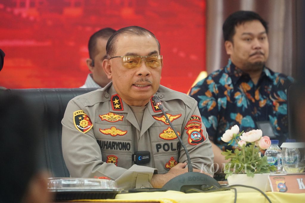 Kepala Polda Sumatera Barat Inspektur Jenderal Suharyono (tengah) memberikan keterangan pers di Markas Polda Sumbar, Kota Padang, Sumbar, Minggu (30/6/2024).