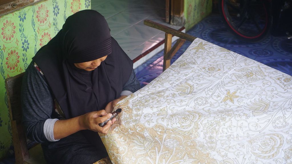 Seorang pekerja dari Batik Nurul Hidayah membatik kain, di Desa Pilang, Kecamatan Masaran, Kabupaten Sragen, Jawa Tengah, Rabu (13/7/2022). Bisnis batik tersebut masih berskala UMKM. Optimalisasi pemasaran dilakukan secara digital untuk memperluas jangkauan pasar.