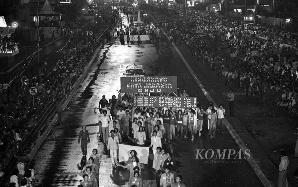 Pawai lampion serta pesta muda-mudi/pesta rakyat memeriahkan HUT Ke-450 Kota Jakarta di Jalan Thamrin, Selasa malam, 21 Juni 1977.  Ratusan ribu warga kota memenuhi jalan utama itu. 