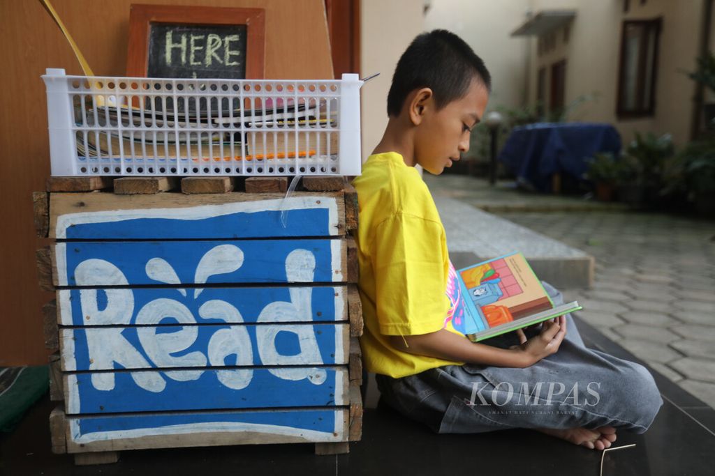 Anak-anak yang tergabung dalam komunitas Rumah Literasi Lampu Baca Bale Buku Cipayung, Jakarta Timur, mengisi kegiatan liburan dengan beragam aktivitas, Jumat (8/7/2022).