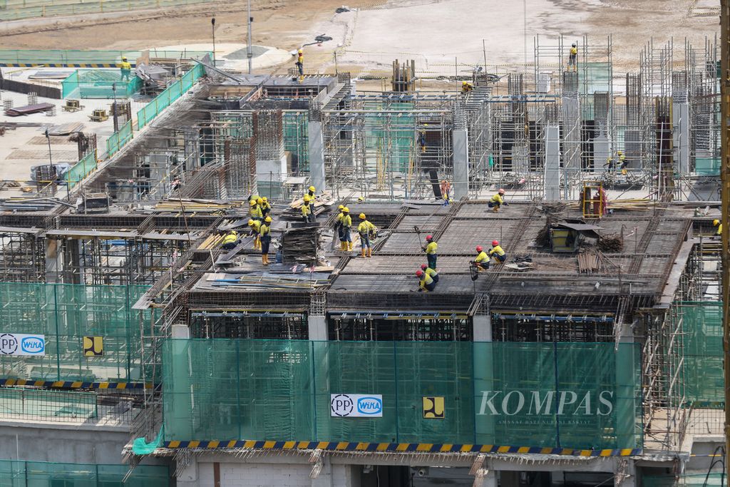Pekerja menyelesaikan proyek pembangunan di kompleks Istana Presiden di Ibu Kota Nusantara, Penajam Paser Utara, Kalimantan Timur, Senin (30/10/2023). 