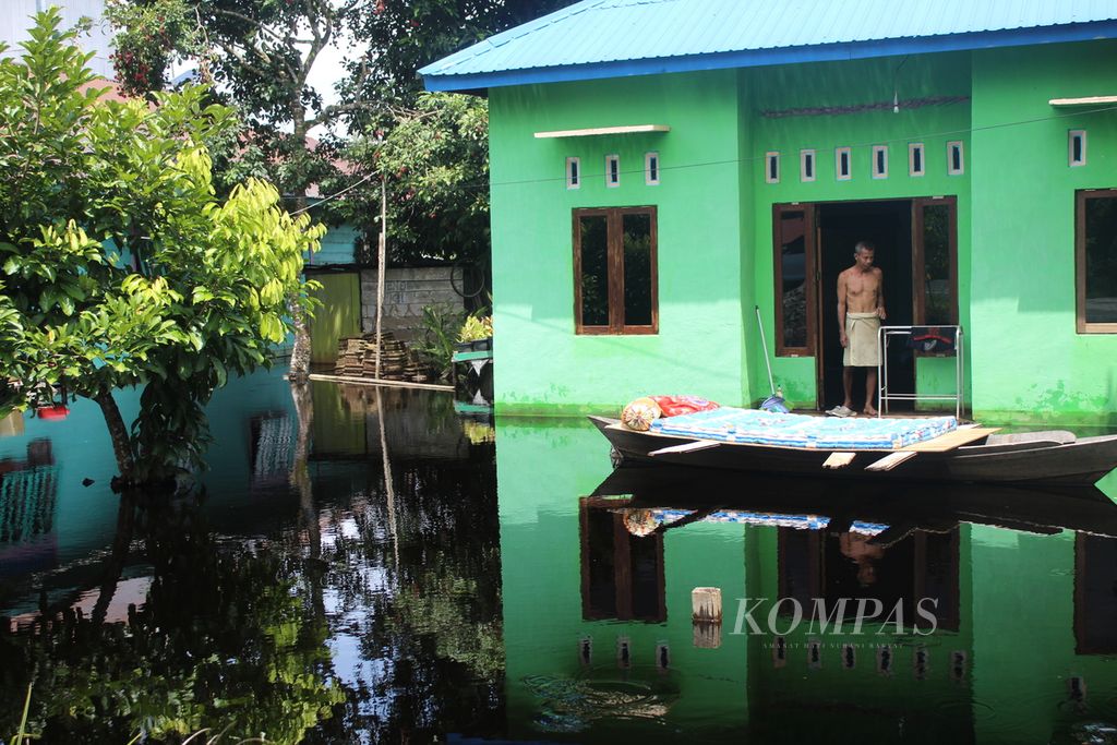 Warga Desa Pararapak, Kabupaten Barito Selatan, Kalteng, menjemur barang-barangnya yang terendam banjir pada Jumat (26/1/2024). Tak hanya rumah, lahan pertanian mereka juga terdampak banjir. Di Kalteng, lima kabupaten terdampak banjir selama hampir satu bulan belakangan.