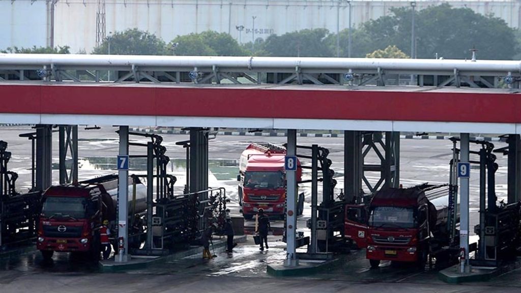 Aktivitas pengisian bahan bakar minyak di terminal BBM Pertamina Plumpang, Jakarta.
